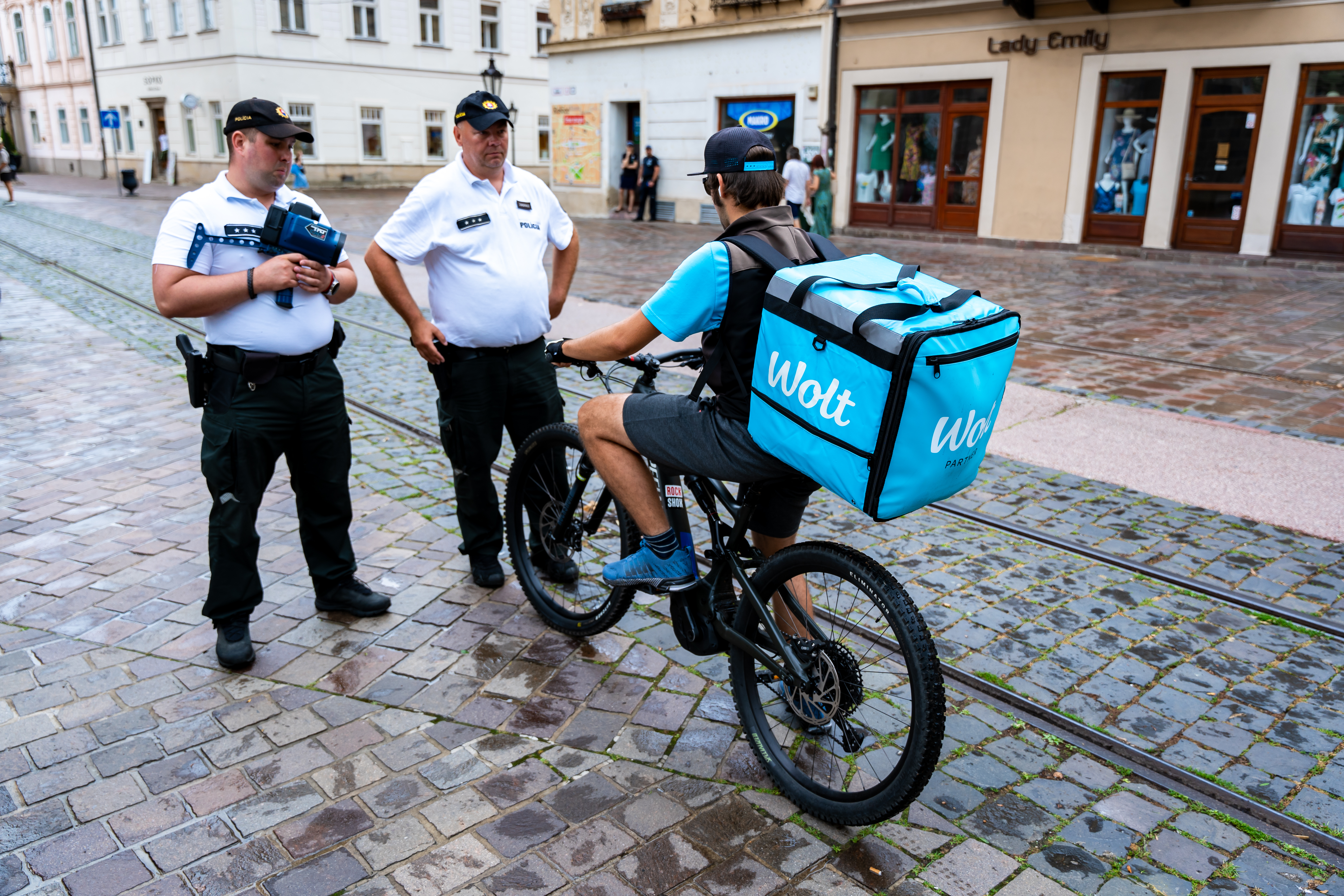 Kontrola cyklistov , kolobezkarov - Hlavna ulica -25
